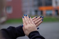 Blauwe nagellak is helemaal terug dit najaar