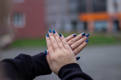 Blauwe nagellak is helemaal terug dit najaar